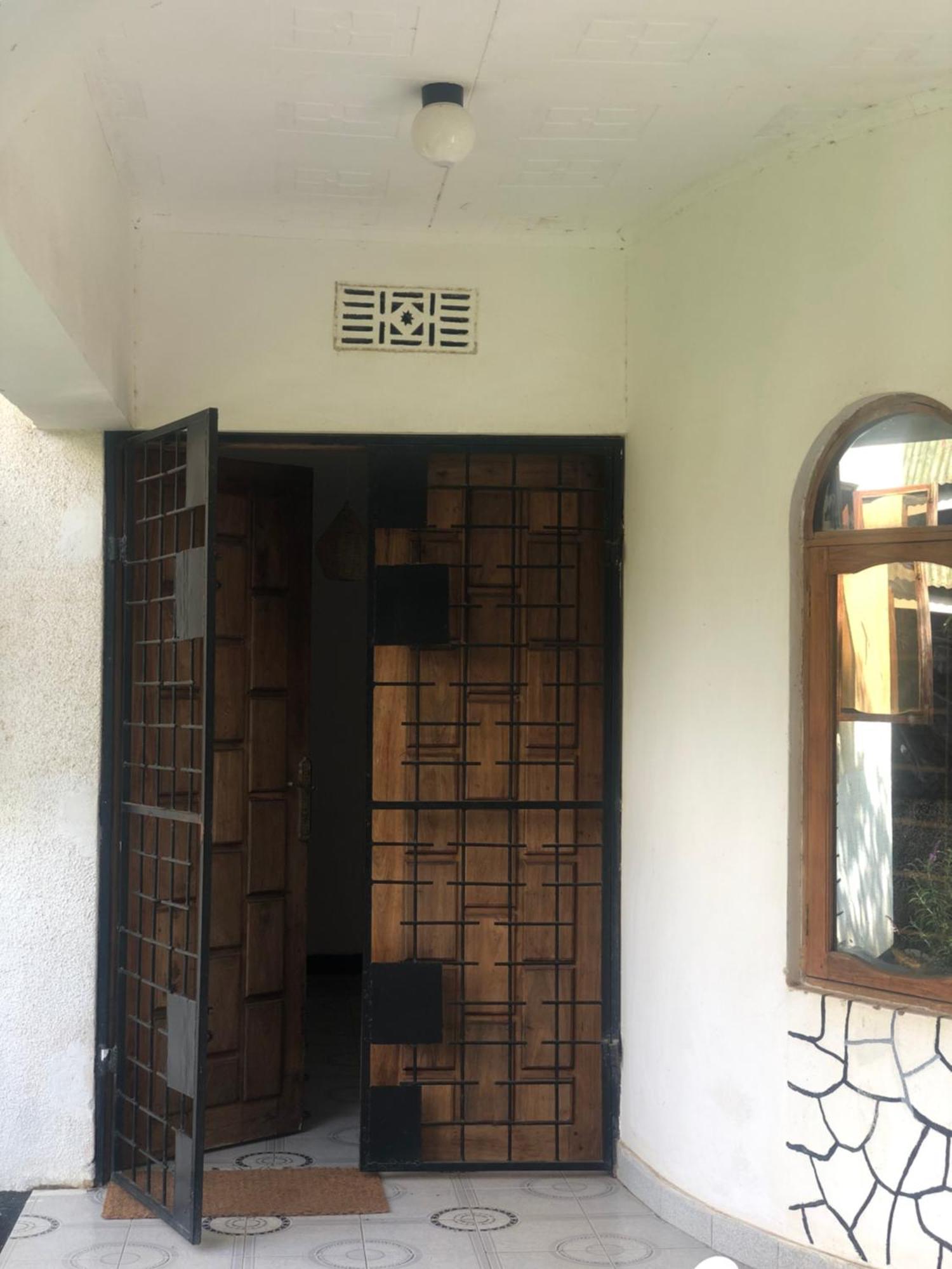 Safari Adventures-House Bed and Breakfast Arusha Exteriör bild